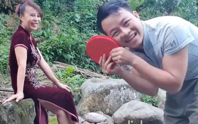 'Cô dâu 62 tuổi' bị cho là làm màu khi được 'chồng trẻ 26 tuổi' tặng quà 20/10 bên bờ suối Ảnh 2