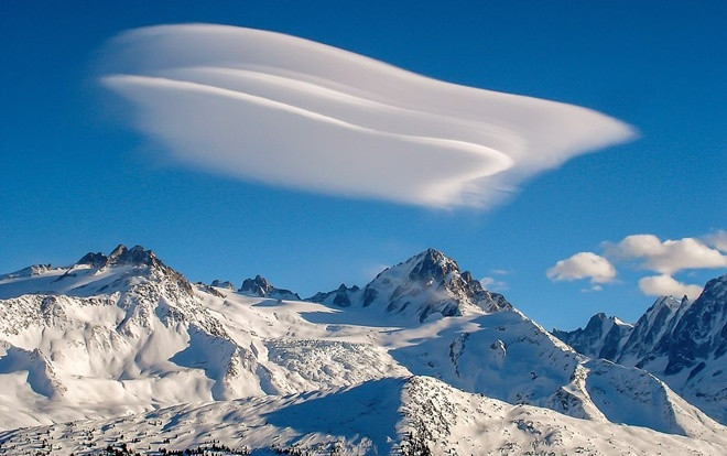 Mây cực hiếm, bão cát hung bạo xé toạc bầu trời và loạt ảnh thời tiết siêu ấn tượng Ảnh 2