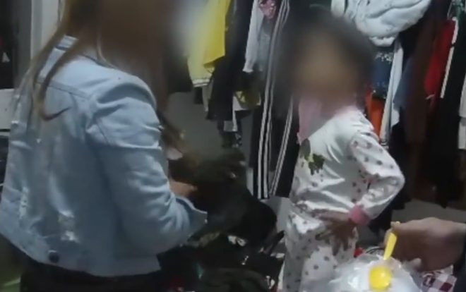 Cô bé 4 tuổi lang thang ngoài đường suốt 7 tiếng vì bà ngoại… ngủ quên Ảnh 2