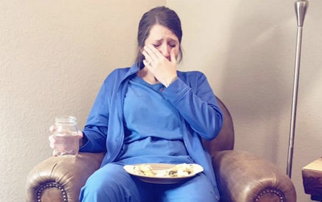 Bức ảnh nữ y tá suy sụp sau khi sinh non gây suy ngẫm Ảnh 2