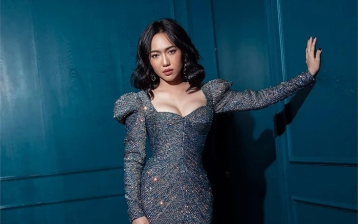 Diệu Nhi trổ tài chỉnh sửa váy áo, NTK hóm hỉnh: 'Mốt khách mua thì em làm dùm anh nhé' Ảnh 2