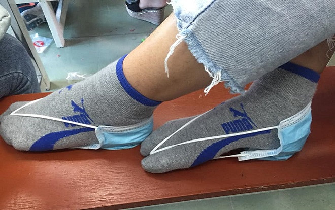 Cố tình không mang dép quai hậu đến lớp nhưng lại bất ngờ bị kiểm tra nội quy, nữ sinh 'lách luật' bằng chiếc khẩu trang khiến CĐM bái phục Ảnh 2