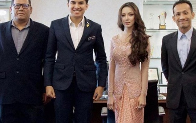 Người đẹp bí ẩn đứng cạnh bộ trưởng trẻ nhất Malaysia là ai? Ảnh 2