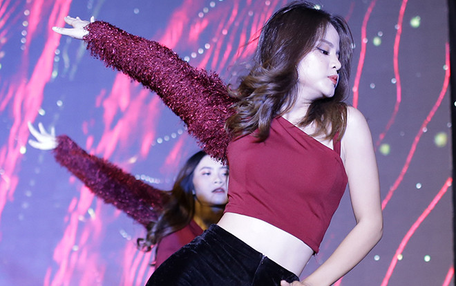 Đức Phúc 'quẩy' cuồng nhiệt cùng dàn 'trai xinh gái đẹp'  Học viện Báo chí và Tuyên truyền Ảnh 2