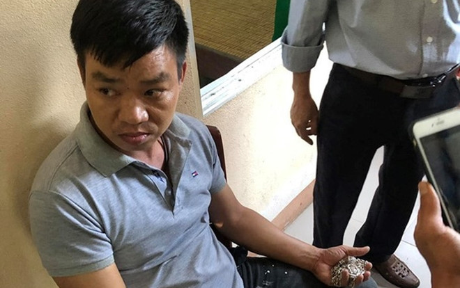 Bắt nam thanh niên lẻn vào trường Tiểu học dụ dỗ chiếm đoạt 16 sợi dây chuyền của học sinh Ảnh 2