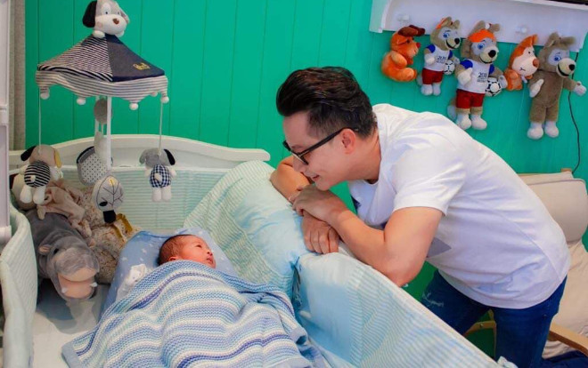 Hoàng Bách viết tâm thư xúc động gửi con trai nhỏ nhân dịp tròn 1 tháng ngày bé chào đời Ảnh 2