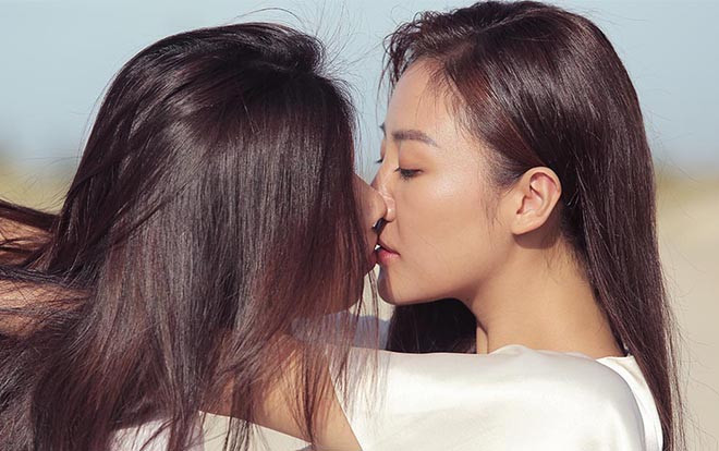 Choáng trước nụ hôn đồng tính của Văn Mai Hương và Đồng Ánh Quỳnh Ảnh 2