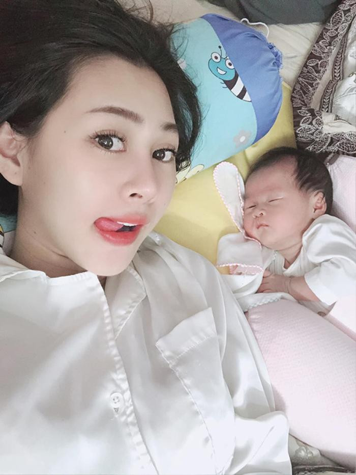 Cuộc sống hôn nhân viên mãn và vóc dáng 'vạn người mê' của hotgirl Yến Xôi sau 2 lần sinh nở