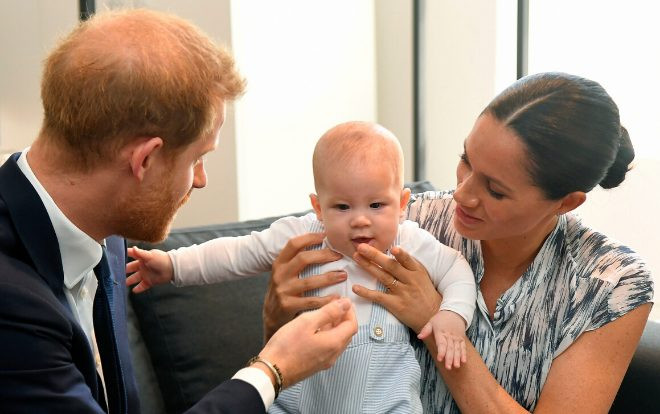 Hoàng tử bé Archie 5 tháng tuổi đã chuẩn bị bay sang Mỹ đón Lễ Tạ Ơn Ảnh 2