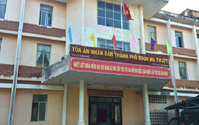 Nữ cán bộ Kiểm sát viên đang mang thai bất ngờ bị nam thanh niên lao tới đánh vào mặt tại tòa án Ảnh 2