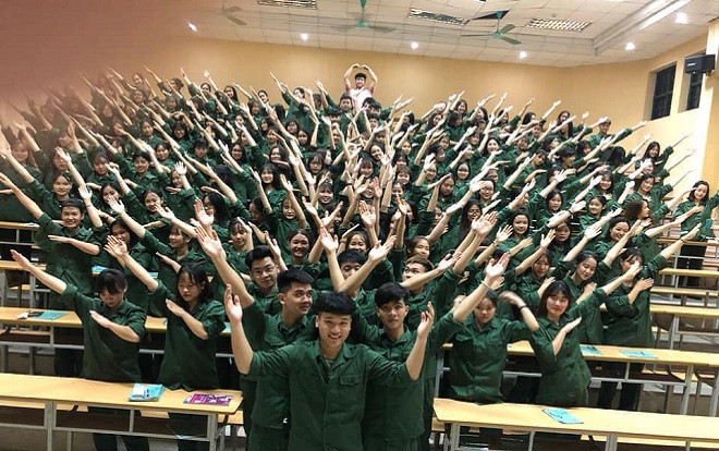 Giữa mênh mông màu áo xanh trong loạt ảnh quân sự, nhân vật 'áo hồng' khiến nhiều người không khỏi chú ý vì quá nổi bật Ảnh 2