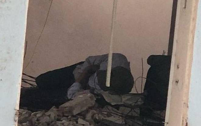 Đến đón bố ở công trình, nam sinh bật khóc nức nở khi thấy bố nằm co ro giữa đống gạch vữa khiến nhiều người xót xa Ảnh 2