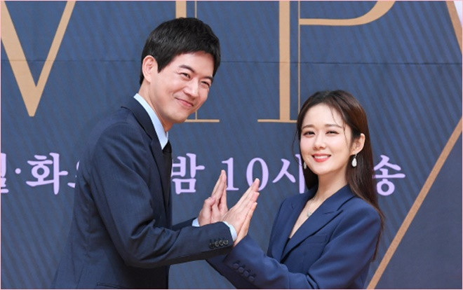 Họp báo 'VIP': Áp đảo loạt nữ phụ, Jang Nara trẻ xinh bên 'anh chồng' Lee Sang Yoon Ảnh 2