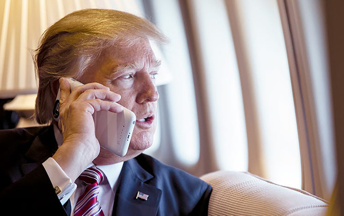 Tổng thống Donald Trump bất ngờ 'đăng đàn' chê thiết kế iPhone Ảnh 2