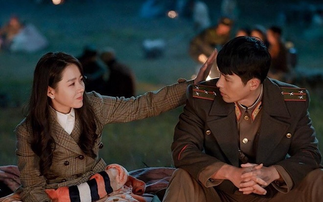 Lộ ảnh Son Ye Jin và Hyun Bin tình tứ trong 'Crash Landing on You' Ảnh 2