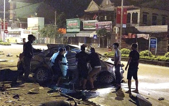 Taxi bị xe khách tông nát bét, 3 hành khách tử vong, tài xế nguy kịch Ảnh 2