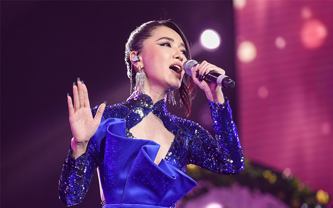 Trình diễn suýt 'tắt thở' vì lên ký, Bích Phương còn sốc nặng khi được fan tặng… 2 quả tạ nhắc khéo cần giảm cân Ảnh 2