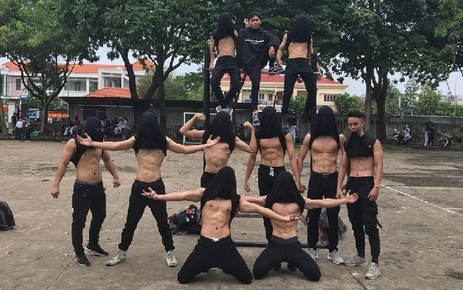 Dàn nam sinh khoe cơ bụng  6 múi ngay tại sân trường khiến loạt nữ sinh ngay lập tức muốn…chuyển trường Ảnh 2