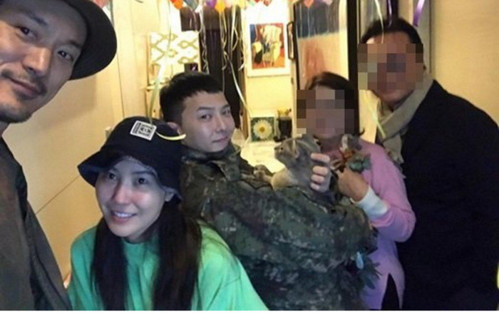 Chị gái G-Dragon chia sẻ bức ảnh bữa tiệc chào mừng em trai tại nhà! Ảnh 2