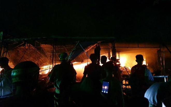 Cháy khu chợ tạm ở Cà Mau, lửa nhanh chóng lan ra hơn 10 quầy liền kề Ảnh 2