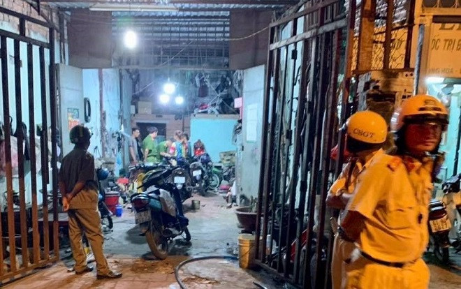 Cảnh sát tạm giữ nhiều xe 'quái dị' khi đột kích 'lò độ' ở Sài Gòn Ảnh 2