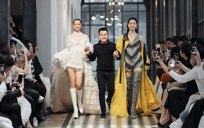 Chị em hoa hậu Tiểu Vy, Lương Thùy Linh diện váy ngắn nắm tay nhau làm vedette giữa thời tiết Sapa giá lạnh Ảnh 2