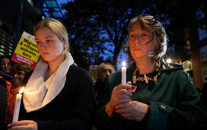 Người dân Anh xót xa tưởng niệm 39 nạn nhân tử vong trong container đông lạnh Ảnh 2