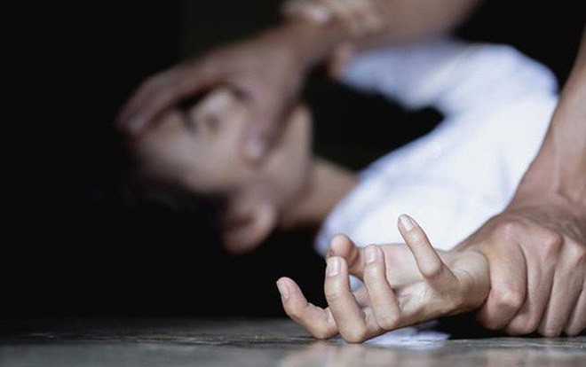 Thấy con gái 13 tuổi bầm tím khắp người, quần mất khoá gia đình phát hiện bé bị cưỡng hiếp trong nhà nghỉ Ảnh 2