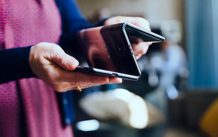 Cận cảnh chiếc smartphone 'xịn xò' nhất thế giới, có thể gấp lại làm ba Ảnh 2