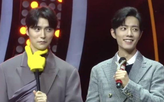 Tiêu Chiến tinh nghịch 'nhảy dây' ngay trên sân khấu, dân mạng: Buồn ngủ đến phát ngốc? Ảnh 2