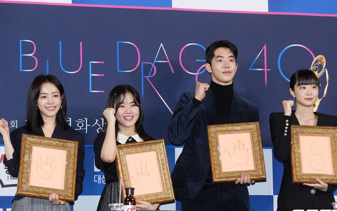 Han Ji Min tái hợp Nam Joo Hyuk, tương tác đáng yêu với Kim Hyang Gi dù cách biệt 18 tuổi Ảnh 2