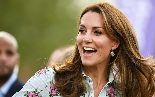 Tại sao Meghan Markle và Kate Middleton luôn mặc váy ngàn đô với khuyên tai rẻ tiền? Ảnh 2