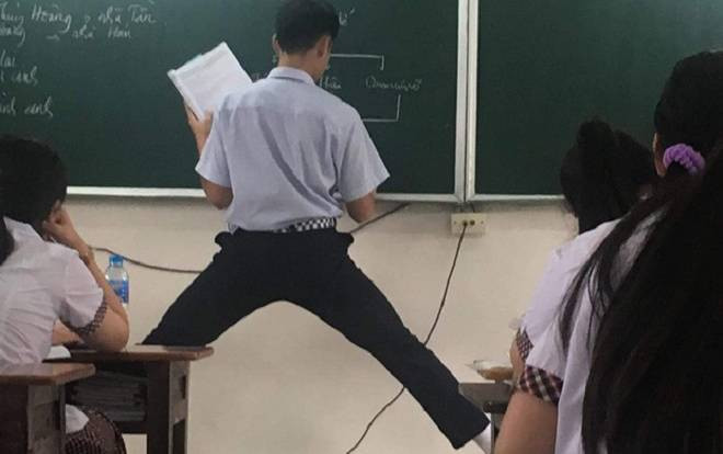Sở hữu chiều cao vượt trội, nam sinh đành phải xoạc chân khi làm bài trên bảng khiến đám bạn được phen ôm bụng cười Ảnh 2