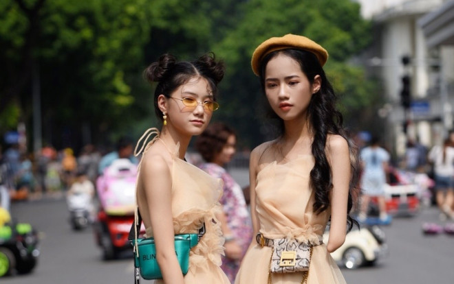 Cô bé vô gia cư, mẫu nhí khuyết tật thả dáng ấn tượng trên phố Ảnh 2