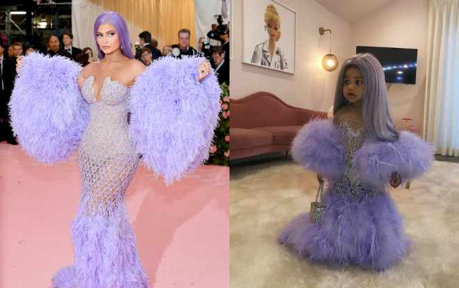 Con gái cưng nữ tỷ phú Kylie Jenner mặc váy tím hóa thân thành mẹ gây sốt trên mạng vì quá đỗi dễ thương Ảnh 2