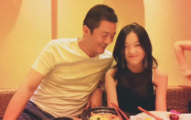 Con gái Vương Phi tươi cười hạnh phúc khi dạo phố cùng bố Lý Á Bằng Ảnh 2