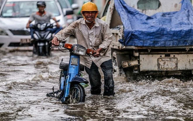 Nhiều tuyến đường Sài Gòn ngập nặng trong ngày triều cường đạt đỉnh, người dân khổ sở vì lội nước dắt xe Ảnh 2