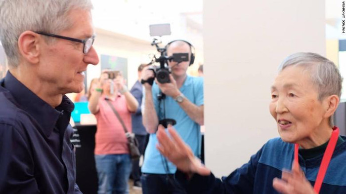 Wakamiya gặp Tim Cook ở một sự kiện năm 2017. (Ảnh: CNN)