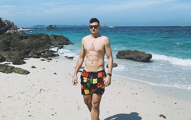 Đi biển cùng bạn gái nóng bỏng, Đặng Văn Lâm khoe body đẹp như Ronaldo Ảnh 2