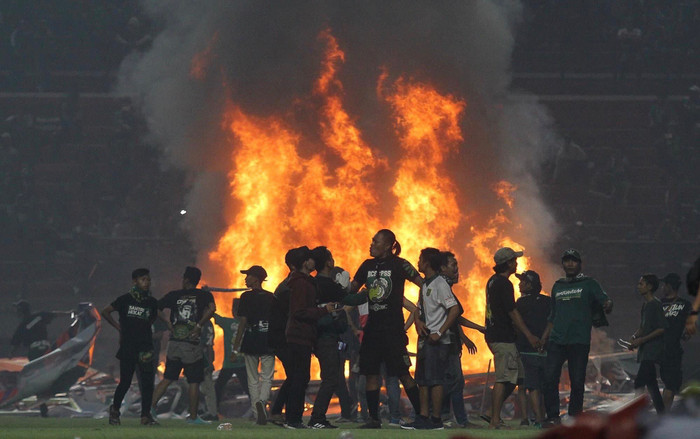 Cận cảnh CĐV Indonesia tràn xuống sân để đốt và phá gây sốc Ảnh 2