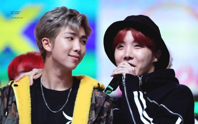 Khoảnh khắc được các ARMY 'share lia lịa': J-Hope thể hiện phong thái chuyên nghiệp, cứu RM khỏi gặp nguy hiểm Ảnh 2