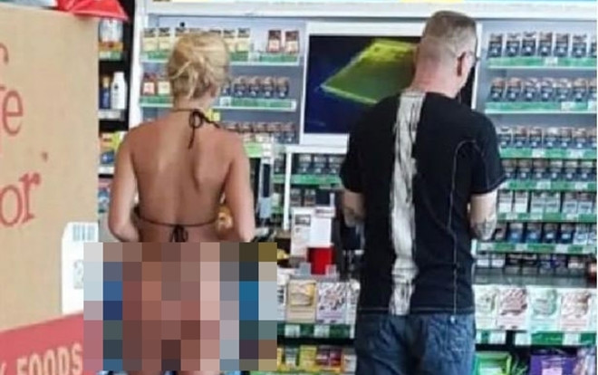 Diện bikini bé xíu 'đốt mắt' vào siêu thị, nữ du khách bị cộng đồng mạng lên án Ảnh 2