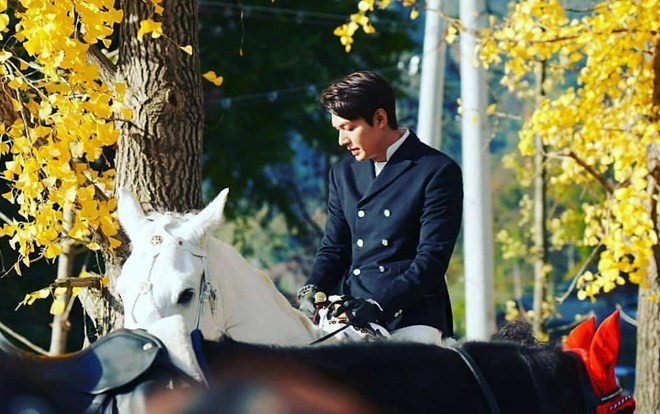 HOT: Lộ diện những hình ảnh đầu tiên cực bảnh trai của Lee Min Ho trên phim trường phim mới của biên kịch 'Người thừa kế' Ảnh 2