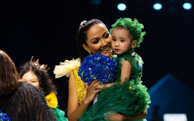 H'Hen Niê sải bước thần thái, bế mẫu nhí ung thư trên sàn catwalk Ảnh 2