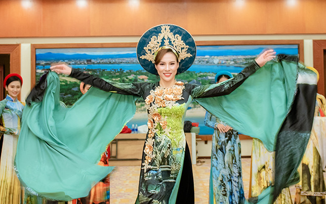 Miss Grand International Việt Nam 2015 Nguyễn Lệ Quyên diễn áo dài xuất thần như 'lên đồng' Ảnh 2