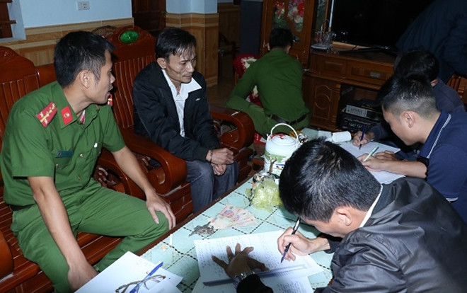 Khám nhà của 'đầu nậu ma túy', phát hiện nhiều tang vật trong chậu cây cảnh Ảnh 2