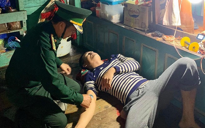 Cảnh sát biển vượt sóng cấp 7 cứu 9 ngư dân trên tàu cá hỏng máy Ảnh 2