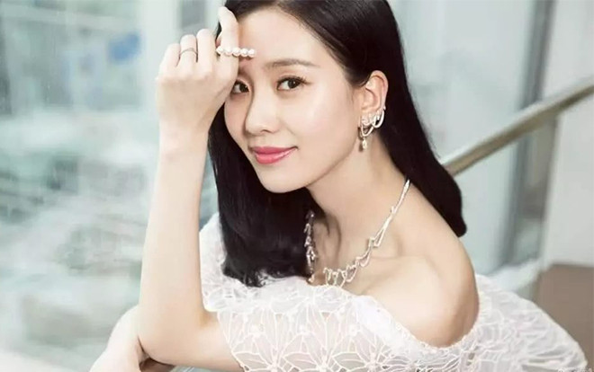 Vừa mới tái xuất sau sinh con, Lưu Thi Thi có đến 4 trợ lý chăm sóc riêng biệt trên phim trường Ảnh 2