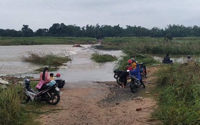 Lật đò trên sông ở Quảng Ngãi, 5 người may mắn được cứu sống kịp thời Ảnh 2