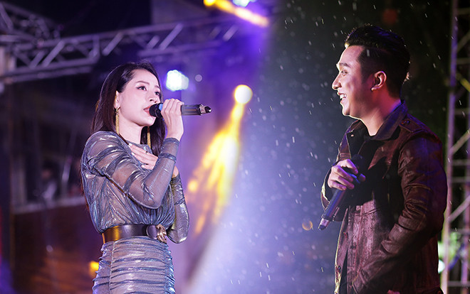 Chi Pu, Yanbi đội mưa 'quẩy' cùng tân sinh viên ĐH Kiến trúc Hà Nội Ảnh 2